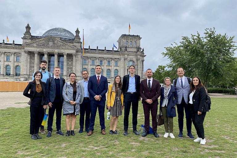 Die Teilnehmerinnen und Teilnehmer beim Einführungsseminar vor dem Reichstagsgebäude in Berlin